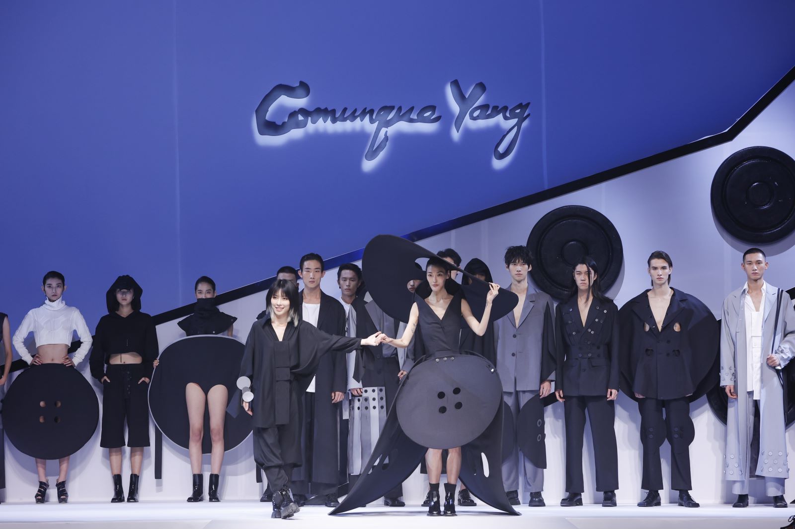 设计师杨紫琪与模特一同谢幕。