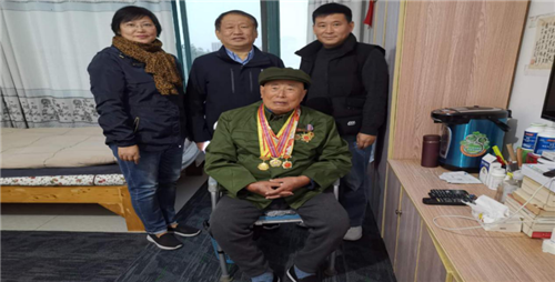当天,泗县退役军人事务局主要负责人一行为抗美援朝老战士张荣先发放