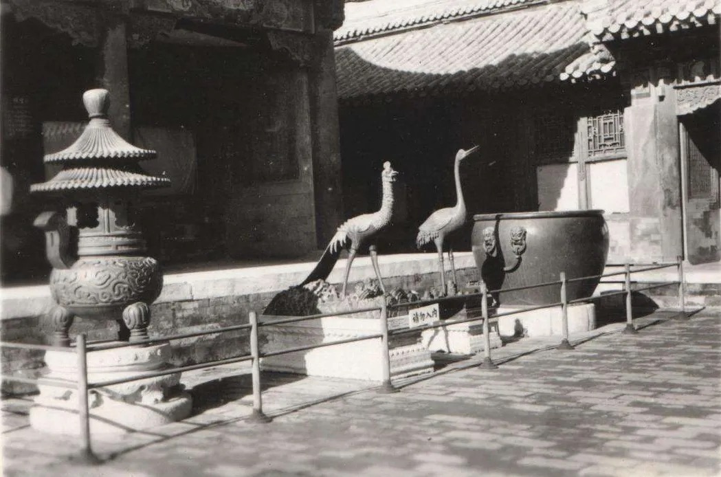 1930年代拍摄的翊坤宫体和殿照片。体和殿原为翊坤宫后殿，即当年乾隆帝下旨幽禁皇后辉发那拉氏之所。光绪十年（1884年）时为庆祝慈禧太后五十寿诞而被改造成穿堂殿堂。