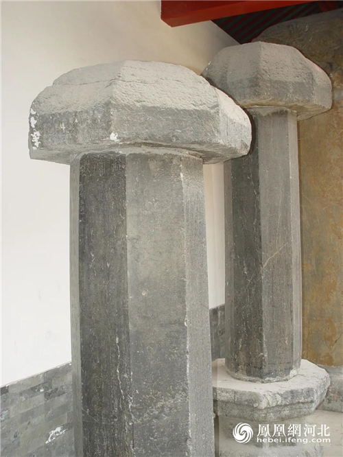 图2：莲池书院博物馆宸翰院内的《西夏文经幢》