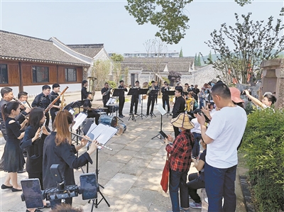 最近,几十场沉浸式演出亮相我市各类公共空间——期待专业文艺院团走上街头成为常态