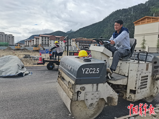 西藏林芝市技工学校的学员上实训课。