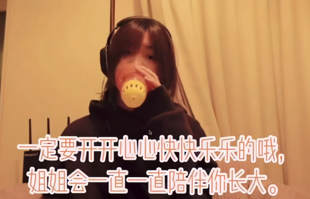 章子怡与小苹果罕见同框。玩变装造型惊艳。和小26岁继女似姐妹