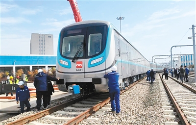 地铁14号线首列电客车时尚感十足。（首席记者 李明 摄）