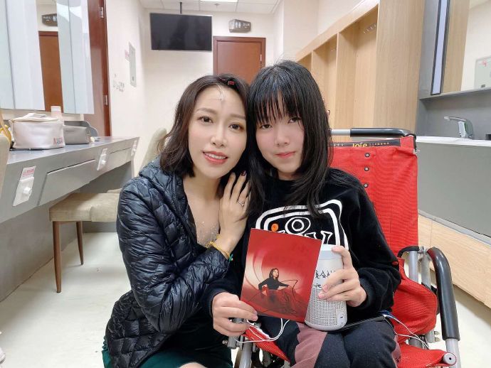 歌手金池获SMA小病友后台探班。用剧中故事为其祝福