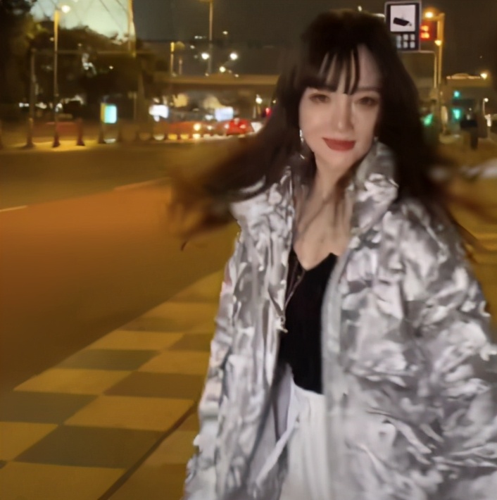 李小璐深夜更新压马路。回眸灿笑神情却显落寞。配文被指回应王昊