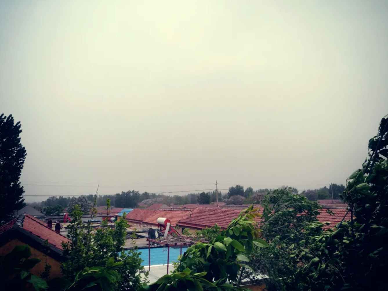 魏思孝老家屋顶上的全景视野。