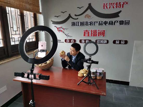 农产品电商产业园直播间 殷欢强 摄
