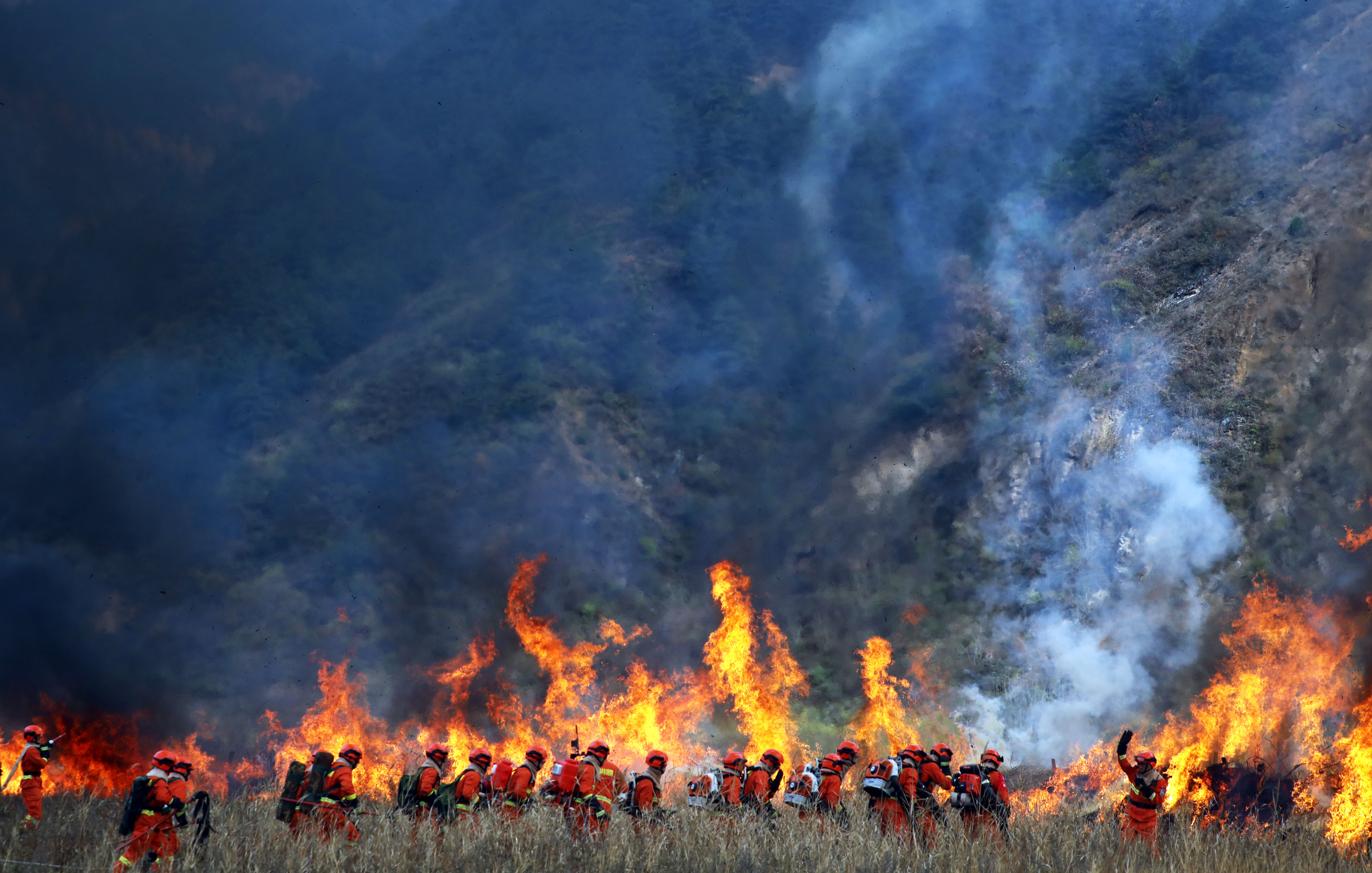 甘肃重特大森林灭火演习首次动用移动卫星通讯装备