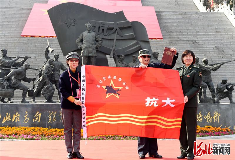 11月4日,抗大陈列馆向新四军政治部主任袁国平之子袁振威赠送抗大校旗