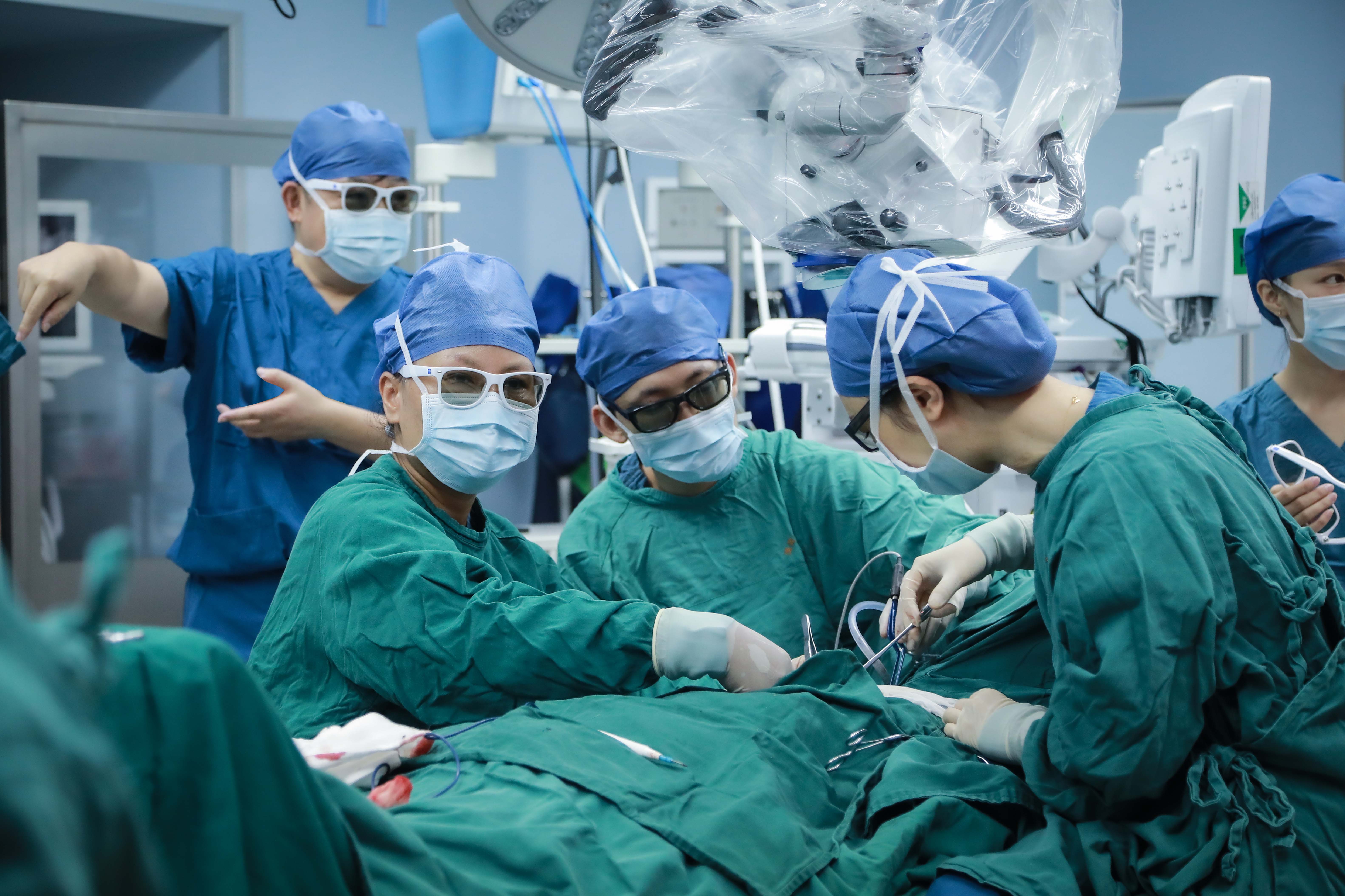 穆籣教授(前左一)在超高清影像下进行手术操作.