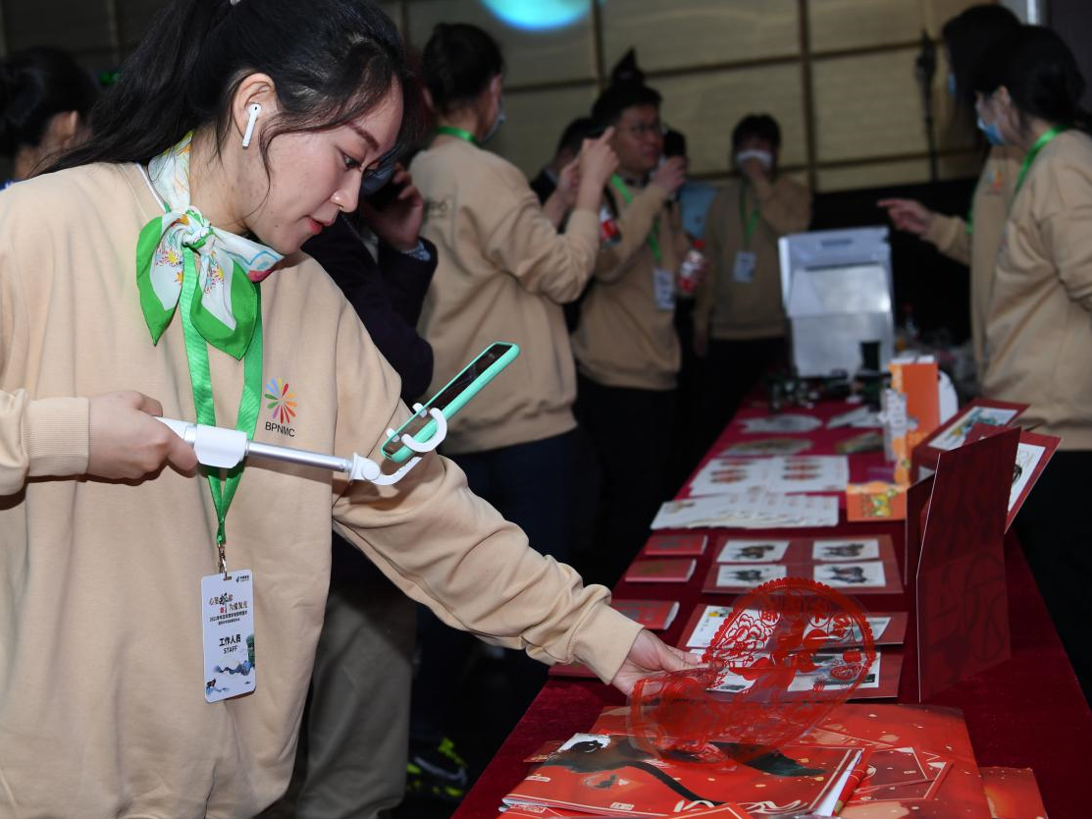 图为在2021年贺年有奖明信片、贺年专用邮票发布会上，工作人员开展线上互动，直播展示明信片系列产品