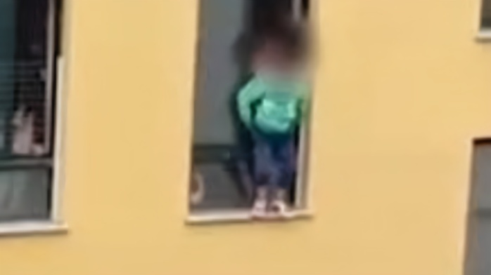 临沂一男童误将自己反锁厕所，爬窗跳下三楼…