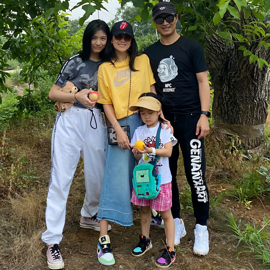 章子怡与小苹果罕见同框。玩变装造型惊艳。和小26岁继女似姐妹