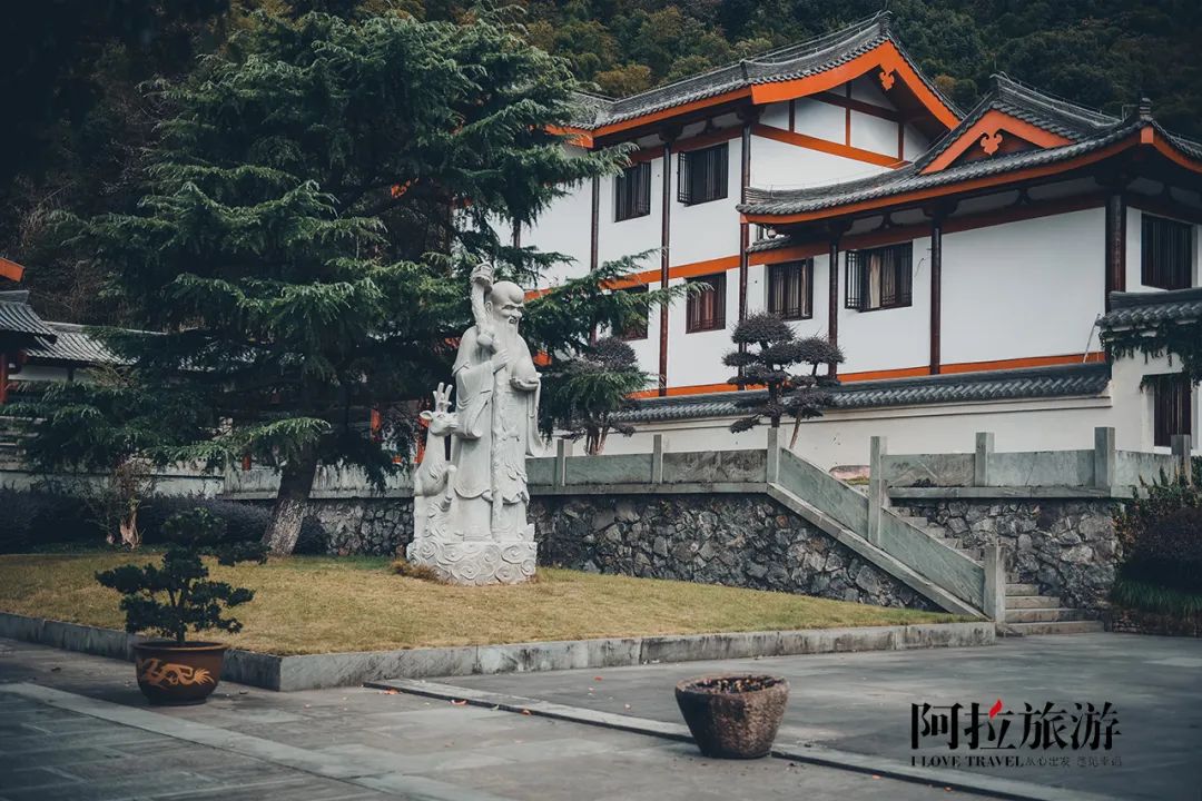 ▲ 听说光临香山寺时若碰巧赶上饭点，还能有机会吃到免费的斋饭，极为可口。