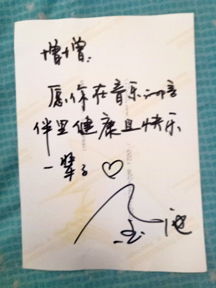 歌手金池获SMA小病友后台探班。用剧中故事为其祝福