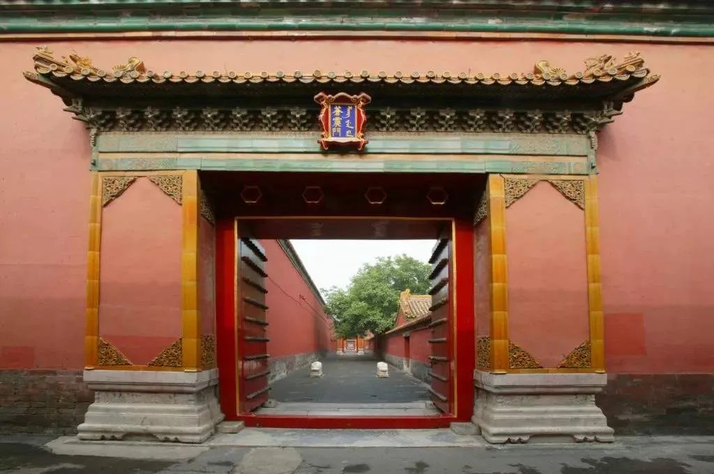 苍震门是紫禁城中宫女太监出入的重要门户，进入后右侧会路过延禧宫，如今，这座宫院以热播宫斗剧《延禧攻略》名著于世，但它其实是紫禁城最荒僻的宫院之一。清代的太监宫女迷信这座宫院鬼魅出没，在这里钉有符箓和镇物以求镇压邪祟。根据一个传闻，据说今天的故宫工作人员在开启苍震门时，都会高喊一声：“我进来了”。