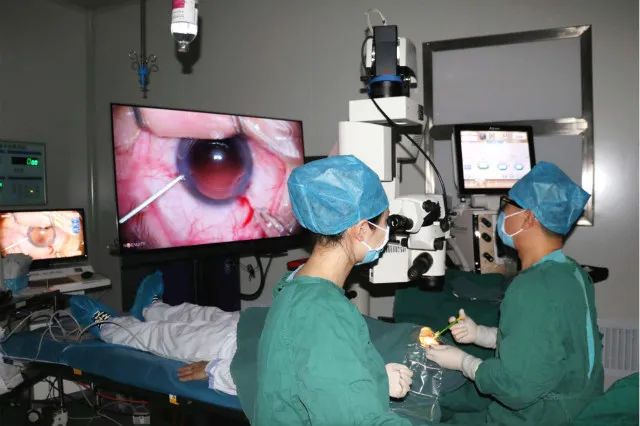 西安市第四医院眼科医师手术中搞起黑科技