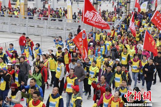 武汉举行木兰山登山节7000多人参加快乐之旅
