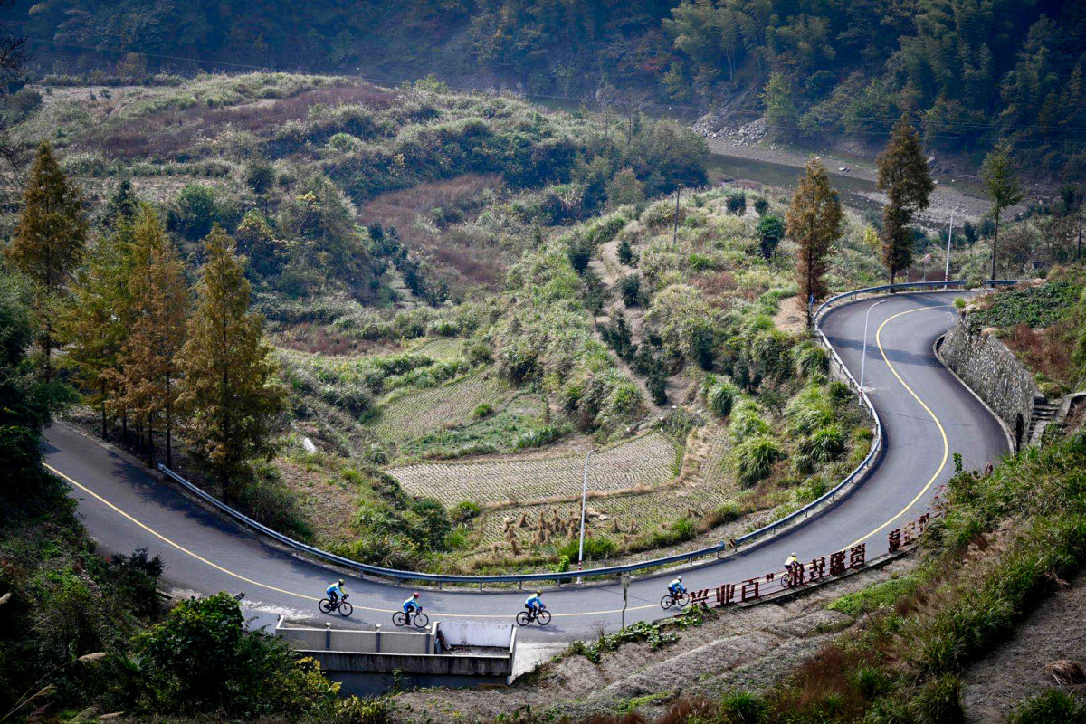 约40公里平坦的道路蜿蜒进入双峰山区,串起了宁海县黄坛镇11个行政村