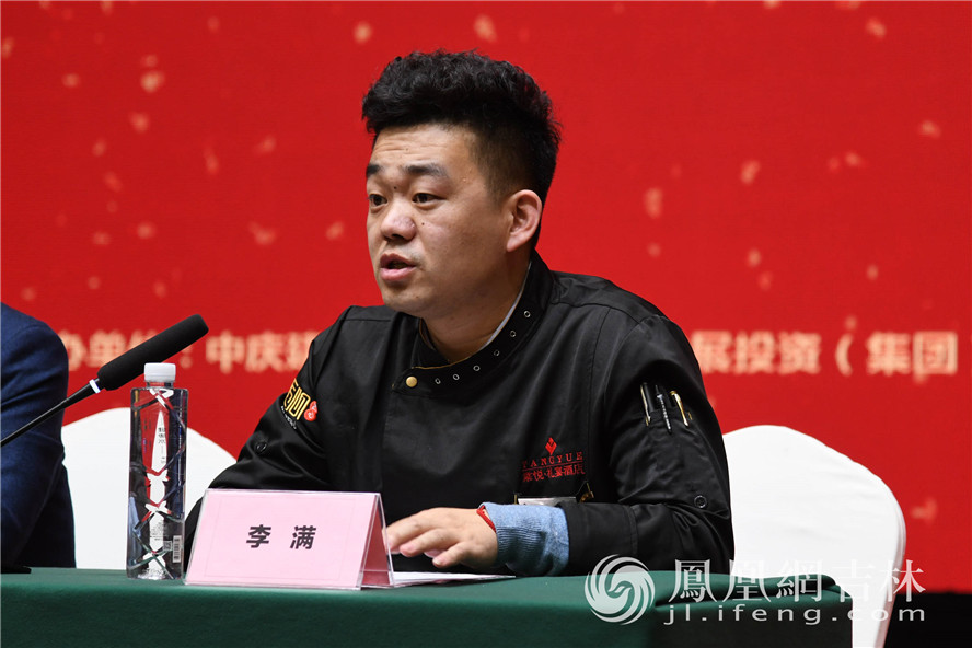 本届厨师节鹿宴烹饪大赛选手李满介绍参赛准备情况。