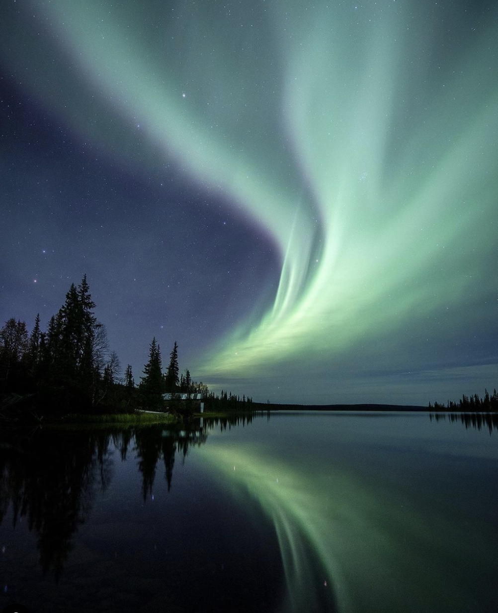通常人们认为极光是绿色的,像绸带一样飘动在夜空中.