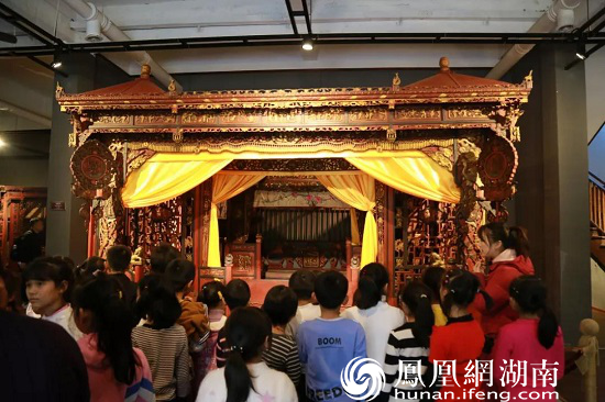 百床馆珍藏了清代民国各式各样的手工雕花床，亲眼见过的人，对每张床的设计都赞叹不已