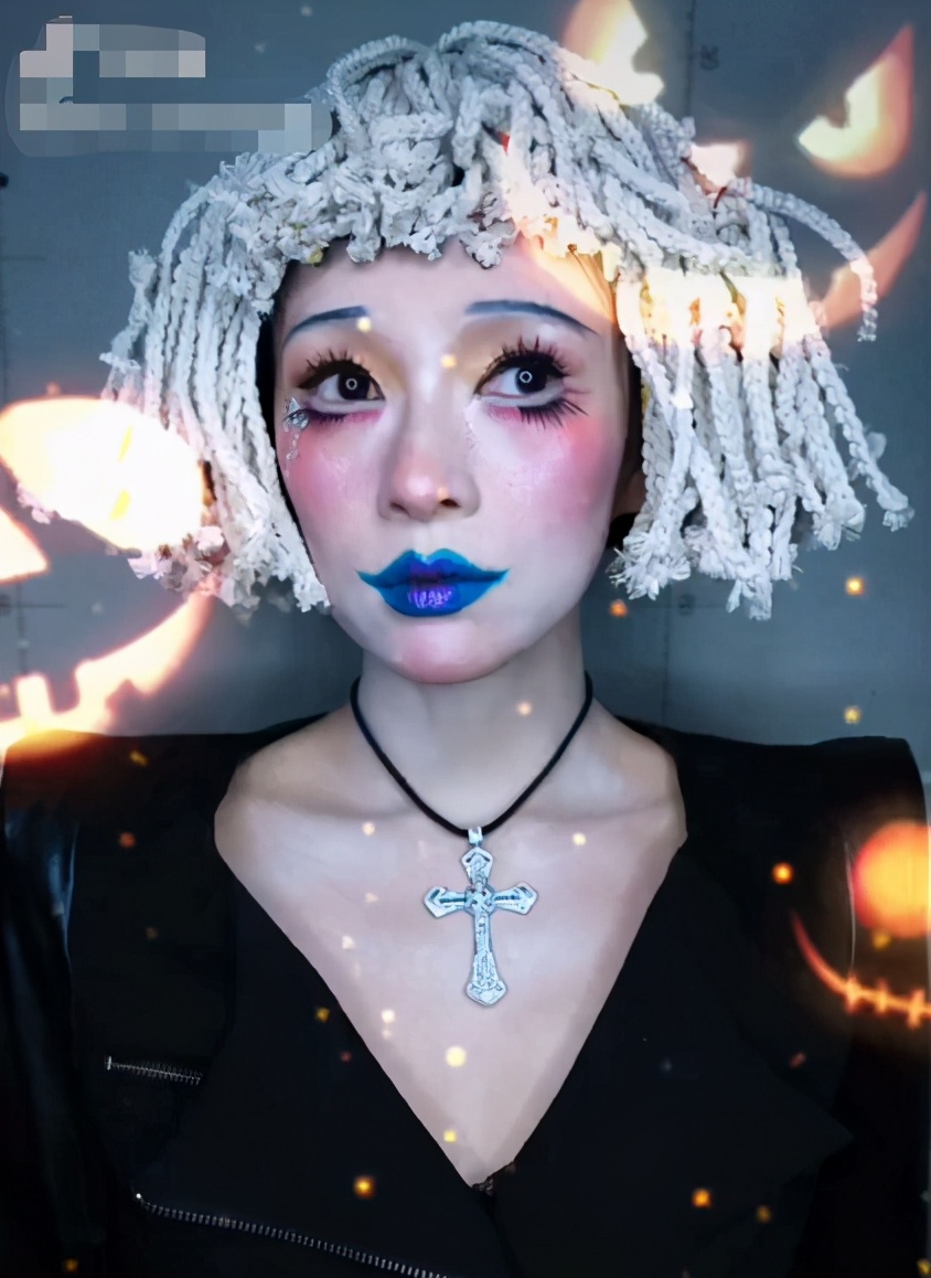 章子怡与小苹果罕见同框。玩变装造型惊艳。和小26岁继女似姐妹