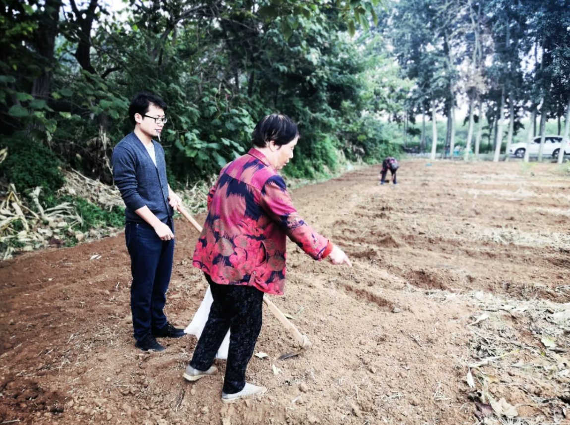 魏思孝他娘在地里指导他干农活。