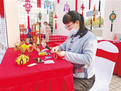 开幕式现场，一位老师 在展示中国绳结艺术。