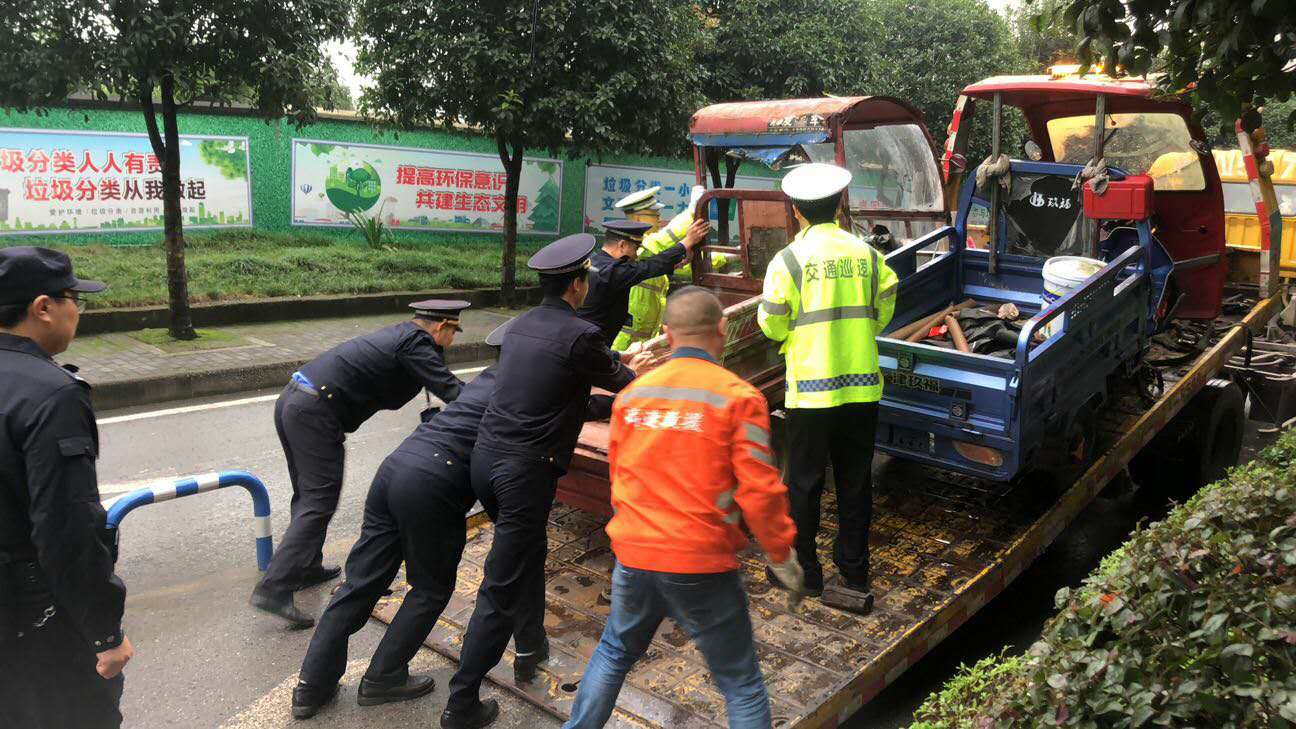 高新警方联手多部门集中整治三轮车乱象合力保障辖区市民出行安全