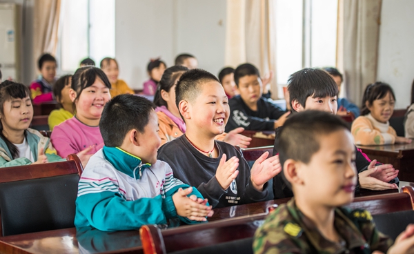 图为庐江县柯坦镇乡村少年宫的孩子们在安全用电知识课堂上积极活跃