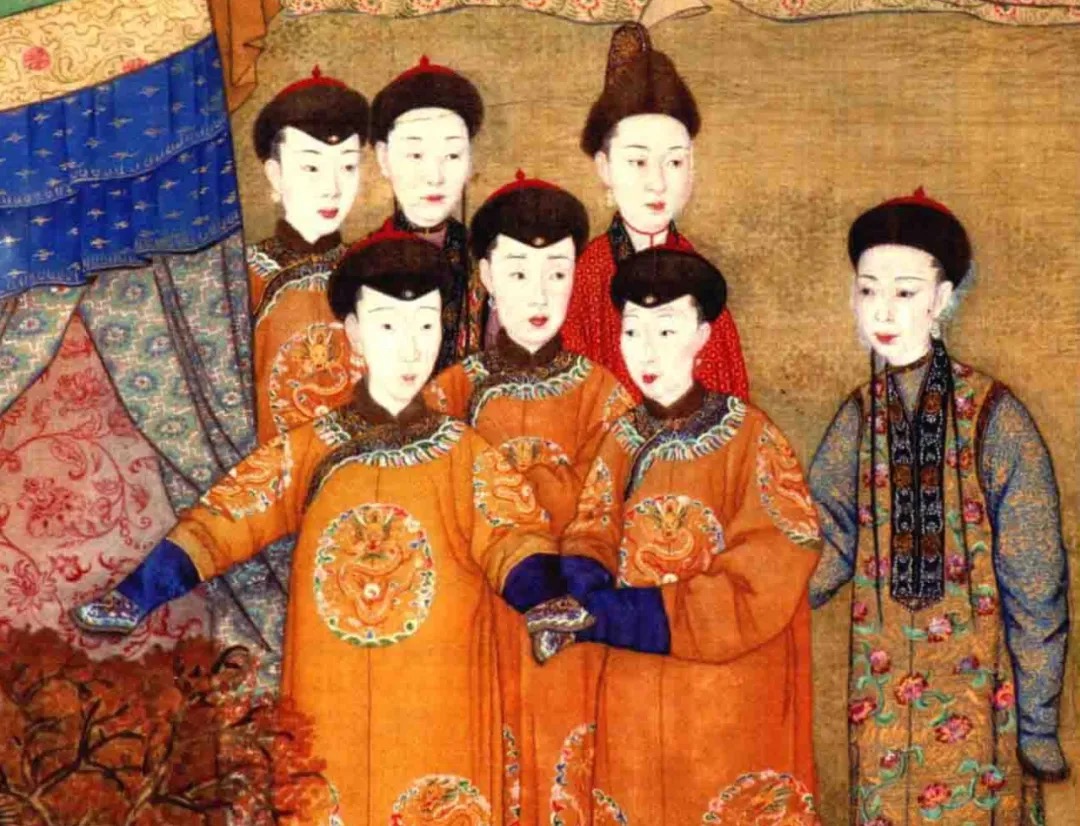 《塞宴四事图》局部，前排簇拥的一名身着明黄色袍服的女子面部明显有遭到涂改的痕迹，历史学者王志伟在《谁识当年真面貌——藏于清宫纪实画中的秘密》一文中指出，这名面部遭到涂改的后妃，正是遭到乾隆帝废弃的辉发那拉氏皇后。