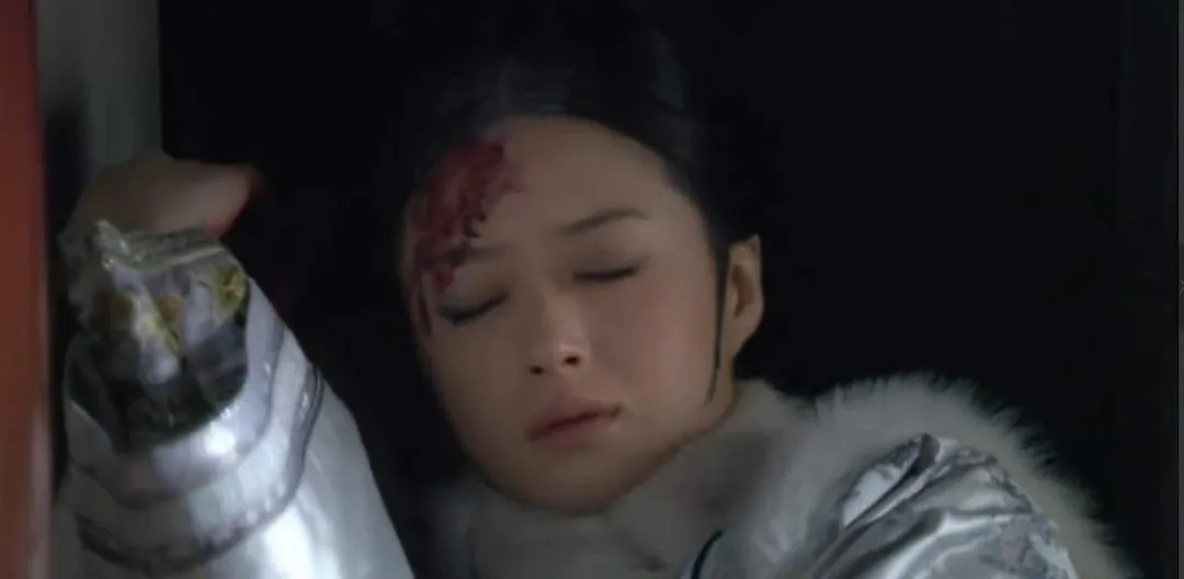 在热播宫斗剧《甄嬛传》中，年羹尧的妹妹华妃，在得知皇帝为了防范年氏一族外戚专权，故意在赐给她的欢宜香中加入损害子宫的麝香后，悲愤自尽。但历史中的华妃则诞有一子，只是年幼夭折。她也未被打入冷宫，而是因病去世。她的去世让皇帝决定暂缓将她的兄长年羹尧置于死地。