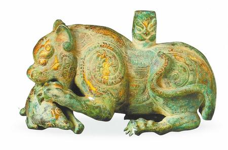 青铜鎏金虎噬羊形器座 甘肃省博物馆藏