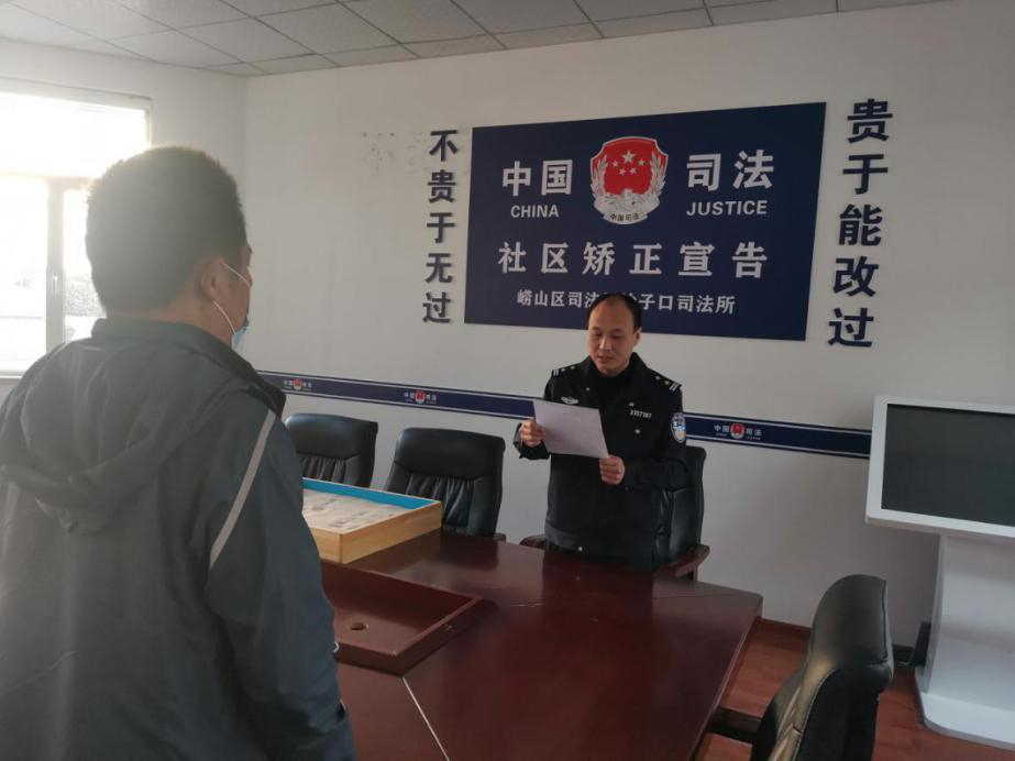 10月27日,派驻干警马金明警官到王哥庄司法所对辖区内14名社区矫正