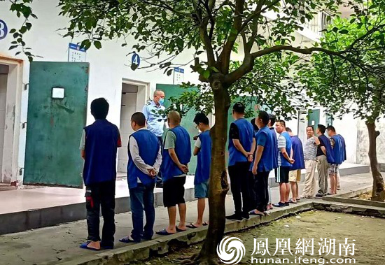 拘留所民警对一批因赌博被拘留的人员进行针对性教育