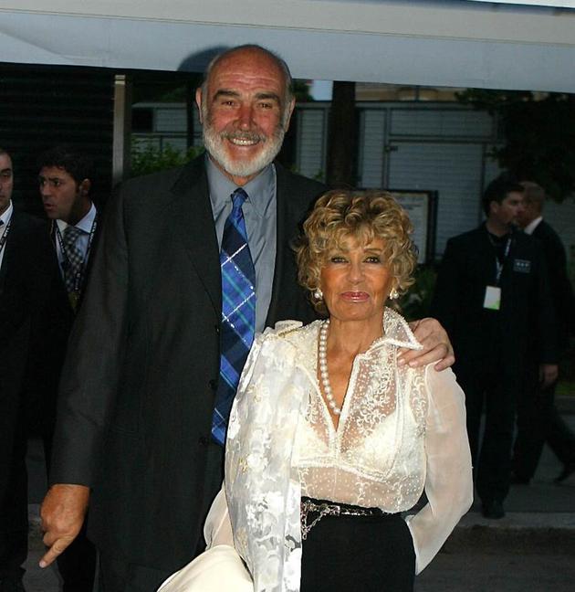 肖恩&middot;康纳利与第二任妻子罗克布兰牵手45年。感情恩爱。