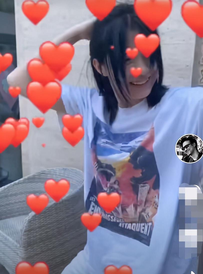 章子怡与小苹果罕见同框。玩变装造型惊艳。和小26岁继女似姐妹