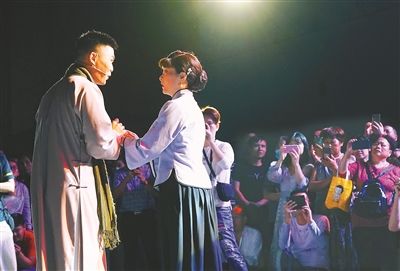 最近,几十场沉浸式演出亮相我市各类公共空间——期待专业文艺院团走上街头成为常态