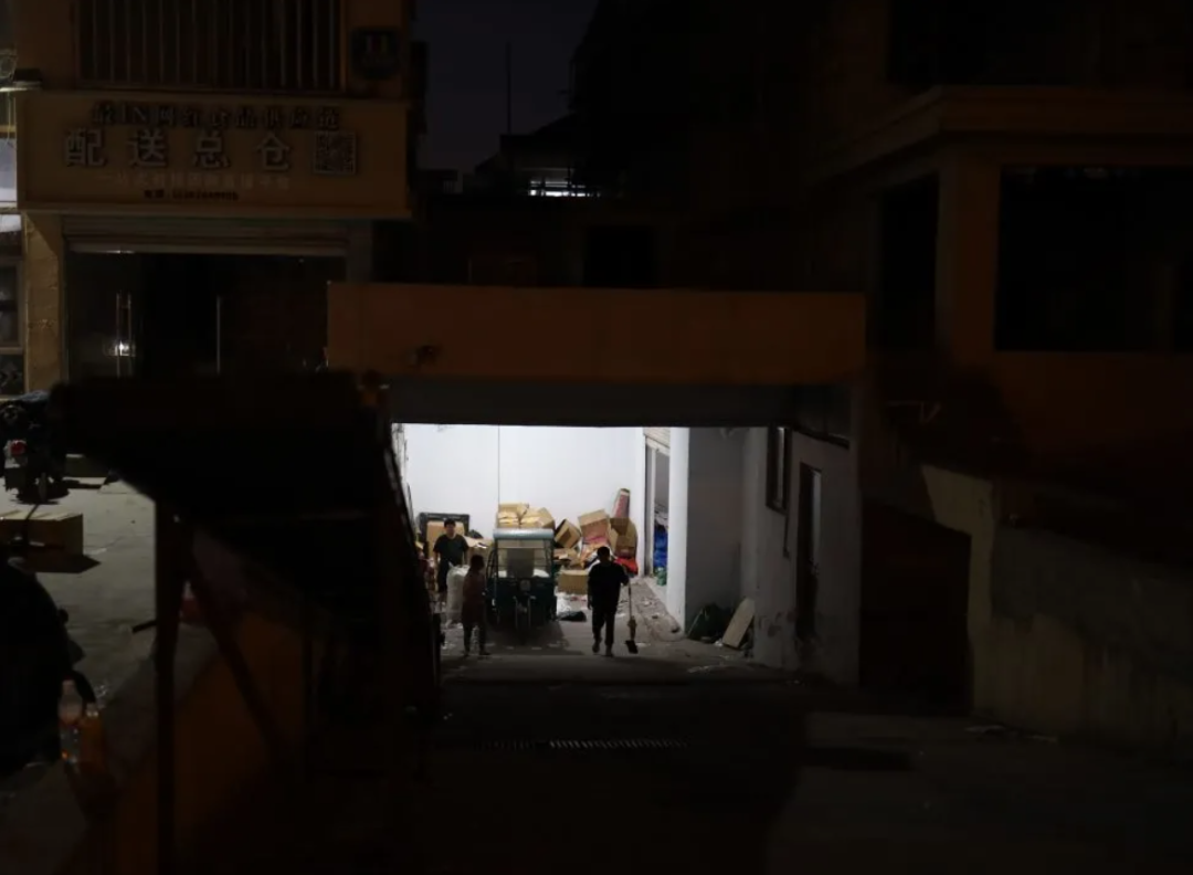 深夜看管仓库的人。图/网络