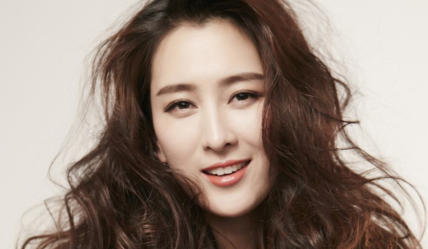 李小璐深夜更新压马路。回眸灿笑神情却显落寞。配文被指回应王昊