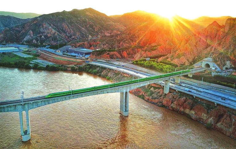 "绿巨人"动车行驶在兰渝铁路线上 本版图片由中国铁路兰州局集团有限