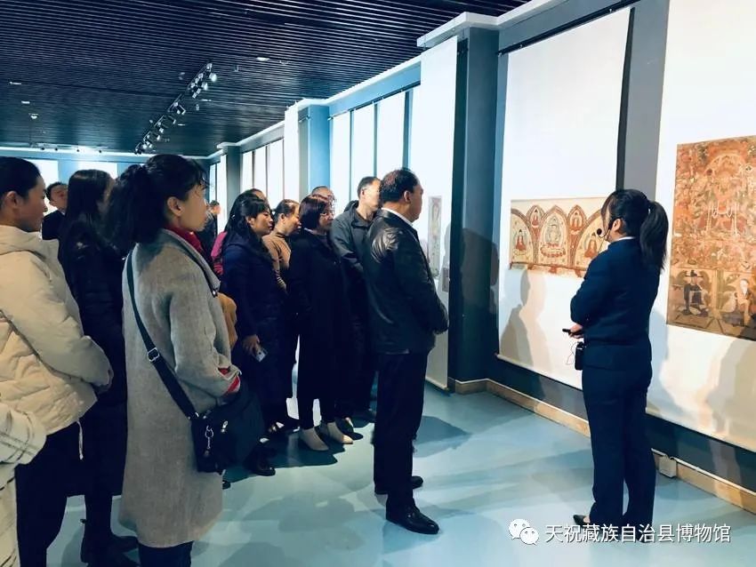 参会人员参观展览现场