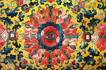 明黄江绸彩绣云蝠纹座具(局部) 沈阳故宫博物院藏