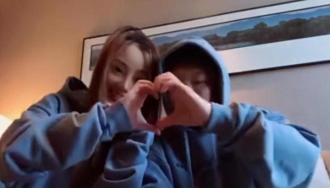 李小璐深夜更新压马路。回眸灿笑神情却显落寞。配文被指回应王昊