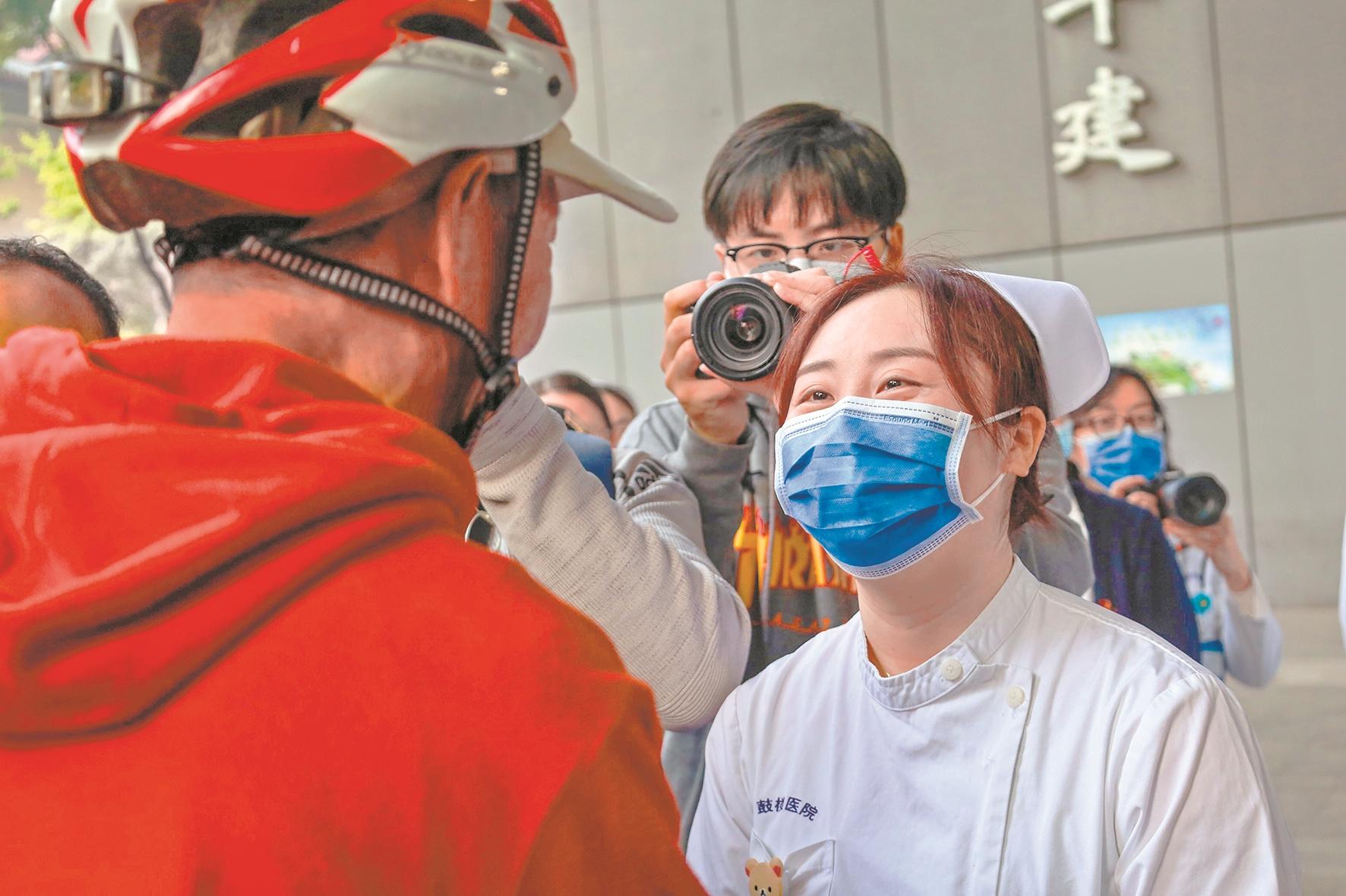 久別重逢,黃根本和鼓樓醫院神經外科重症監護室護士李亞萍都非常開心