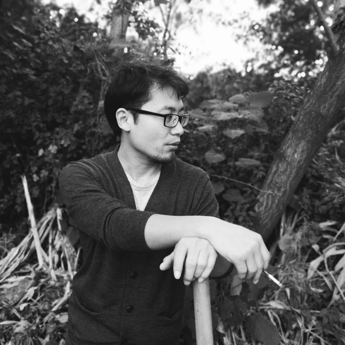 魏思孝，1986年生于山东淄博，致力于小说创作，出版小说集《小镇忧郁青年的十八种死法》等，是青年焦虑文学代表。近些年，他的目光聚焦于乡村的人和事。