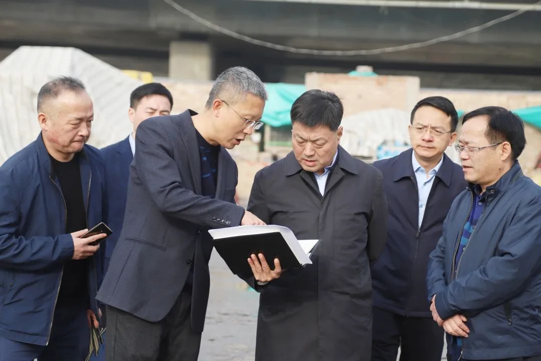 11月4日上午,未央区委书记杨建强带队督导检查"四纵四横"道路综合环境