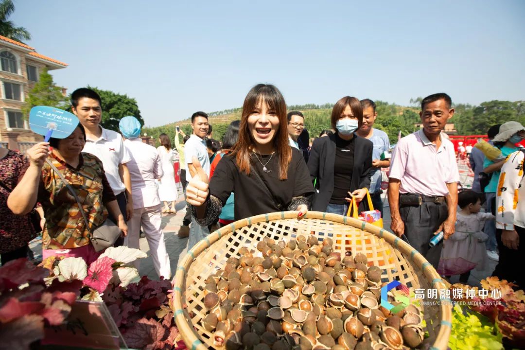 不少市民全家出动来到现场，感受比赛的乐趣之余，还能一尝高明的本土优质食材。